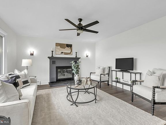 4th image of 32 Hershey Ln