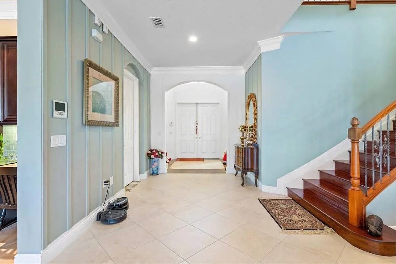 5 bed, 5.5 bath, 5338 sqft, $8,500 — Photo 3