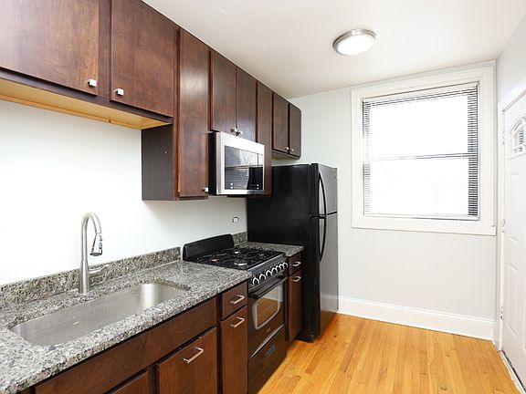 3rd image of 2407 W Wilson Ave #4