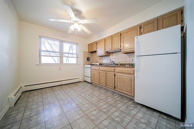 2nd image of 527 Main St APT 3