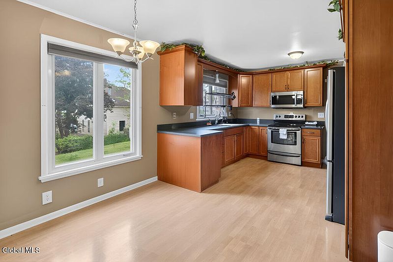 5th image of 10 Warren Avenue