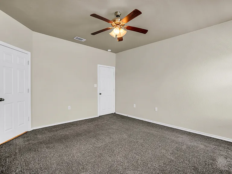 2049 Meadow View Dr — Photo 20