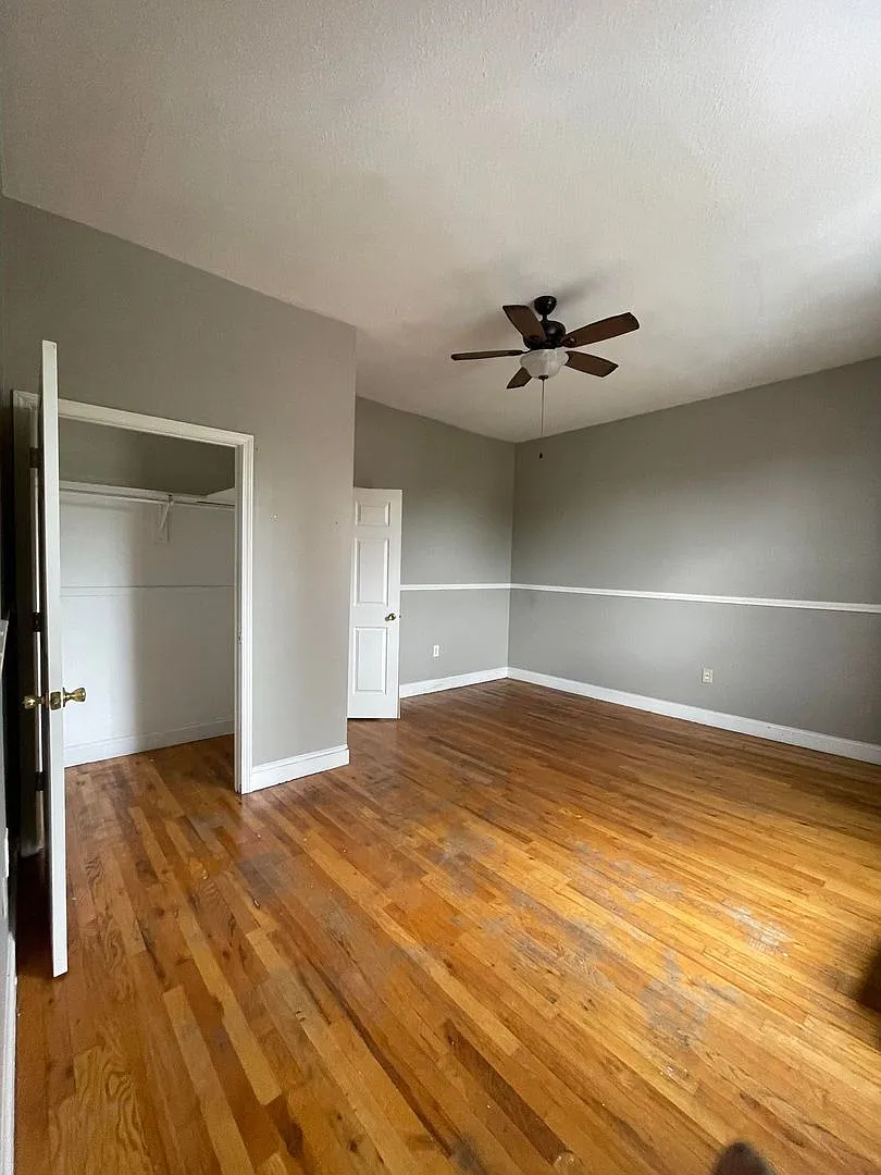 Historic Downtown Square 1 Bedroom and 1 Bath Apartment. — Photo 4