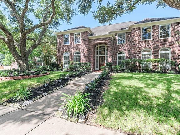 This 4/5 Perry Executive Series home has been freshly painted throughout and is ready for move in.