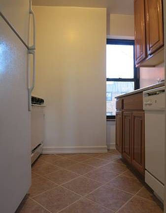 5th image of 2014 Crescent St APT 1B