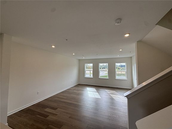 5th image of 29 Kings Rd #107