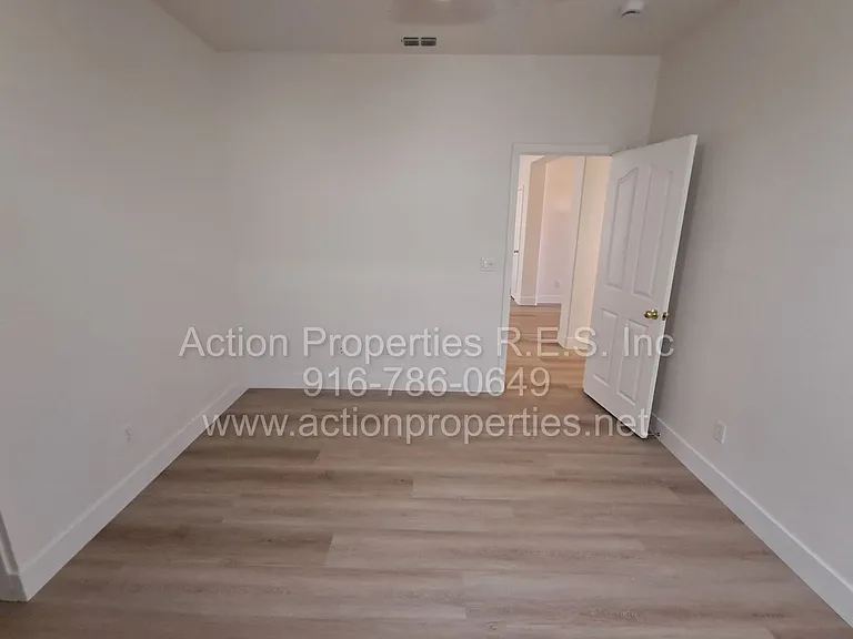6145 Crater Lake Dr — Photo 11