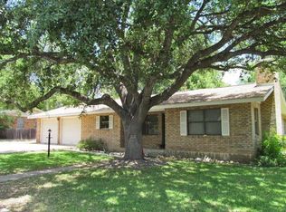 202 Crestwood Dr, Fredericksburg, TX 78624