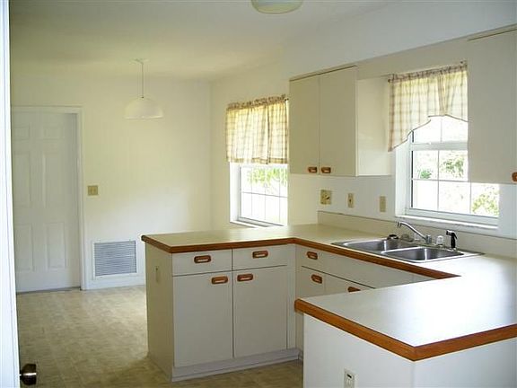 Eat-In Kitchen