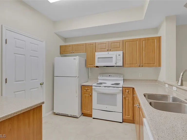 9025 Colby Dr #2111 — Photo 3