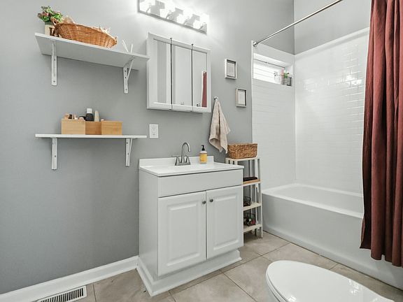 5th image of 305 E 4th St