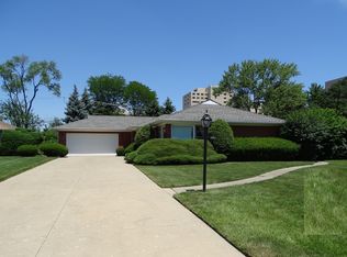 1868 Weeg Way, Park Ridge, IL 60068