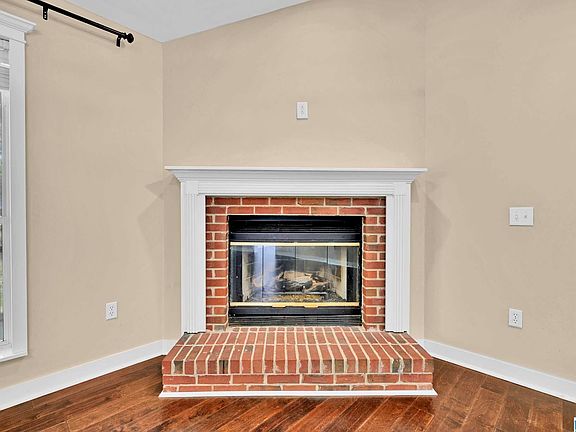5th image of 170 Fox Ridge Dr