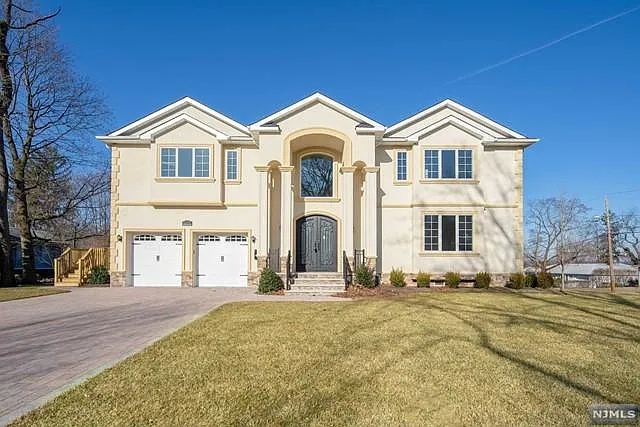 223 Hillcrest Dr