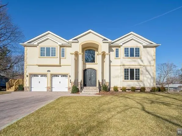 223 Hillcrest Dr, Paramus, NJ 07652