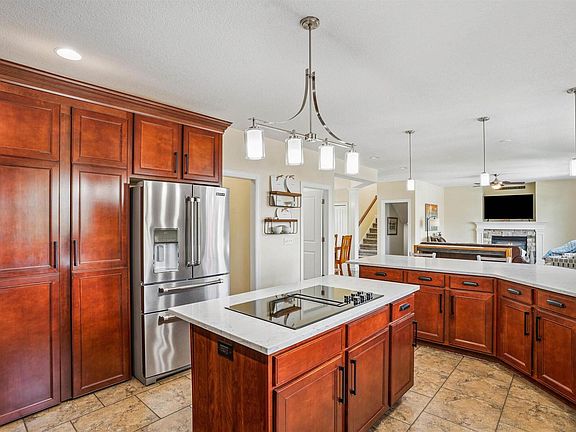 4th image of 26 Blackstone Cir
