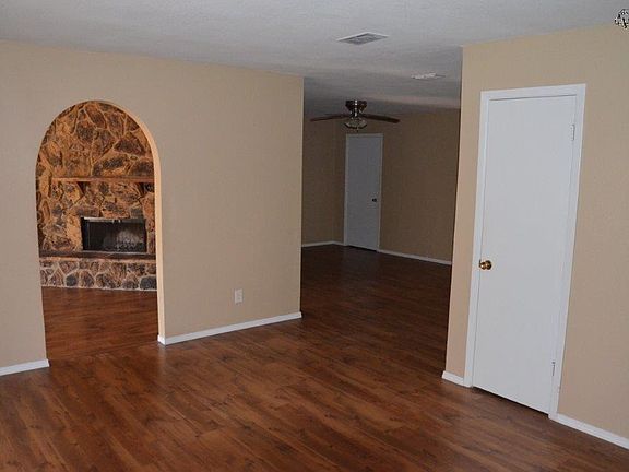4th image of 1400 Larchmont Pl