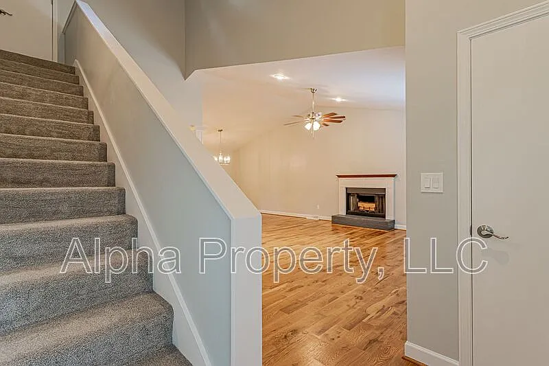 4 bed, 2.0 bath, 1900 sqft, $2,300 — Photo 3