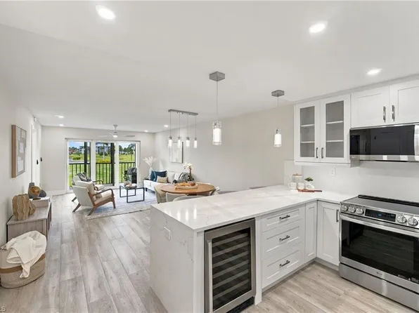 29 High Point CIR E #204, NAPLES, FL 34103