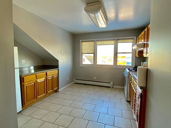 4th image of 832 Clarence Ave Floor 3