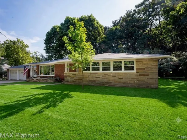 640 N Adelaide St, Fenton, MI 48430