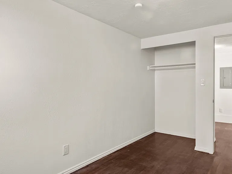2480 Van Buren Ave — Photo 18