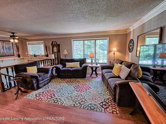 3rd image of 7930 Meadowlane Dr