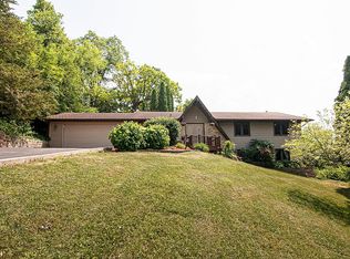 8482 Hidden Valley Rd, Dubuque, IA 52003