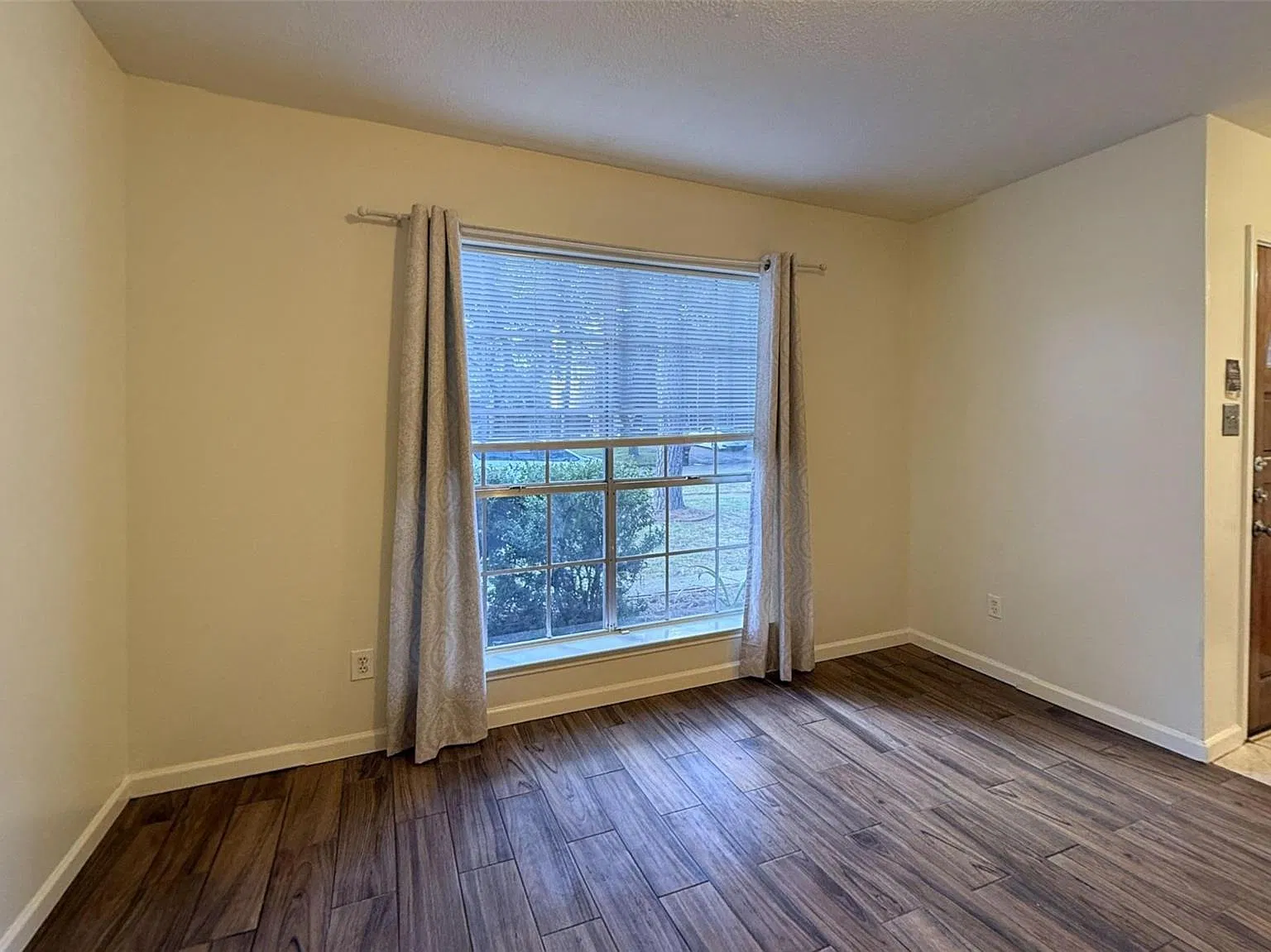 5 bed, 2.5 bath, 2560 sqft, $2,090 — Photo 2