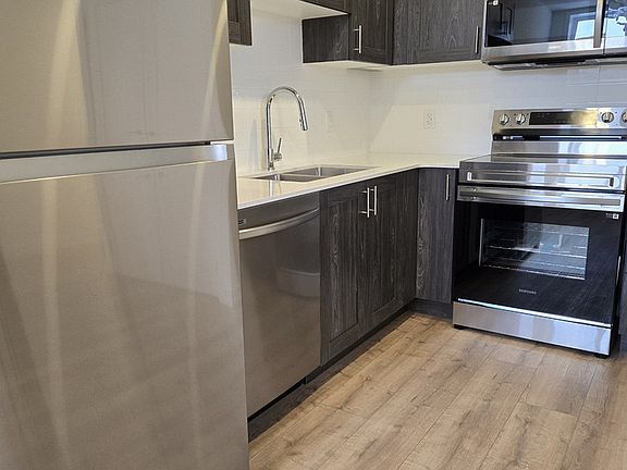 3rd image of 28 Cartier Ct