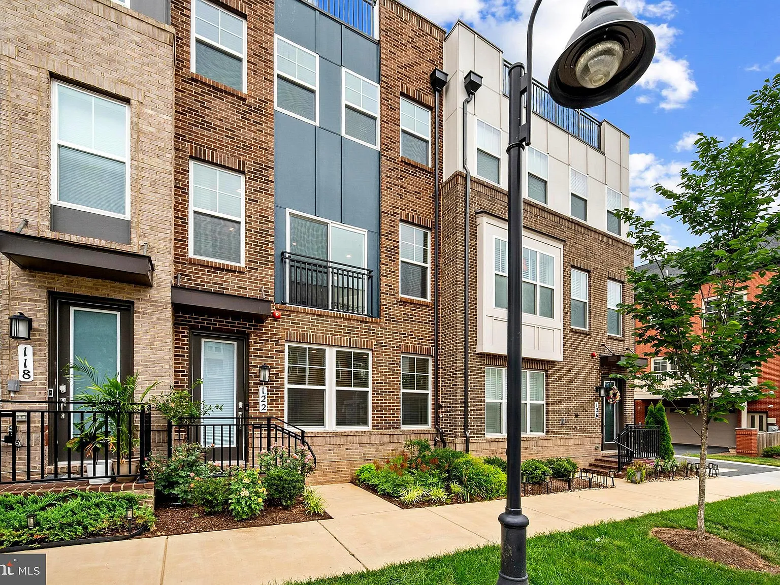 3 bed, 5.0 bath, 2679 sqft, $5,300 — Photo 2