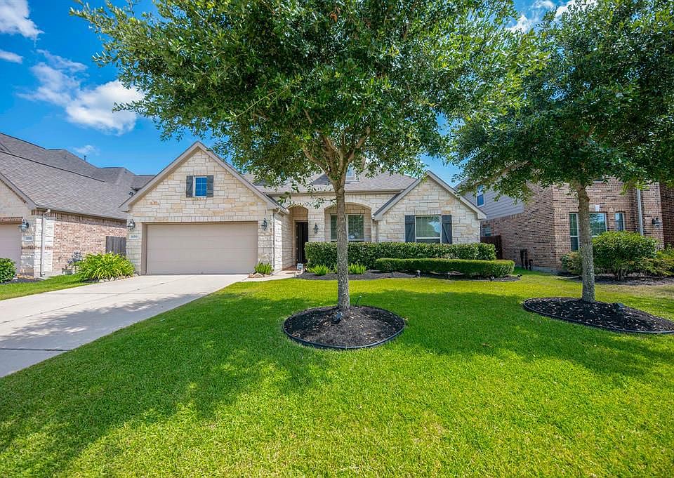1st image of 20210 Bandera Lake Ln