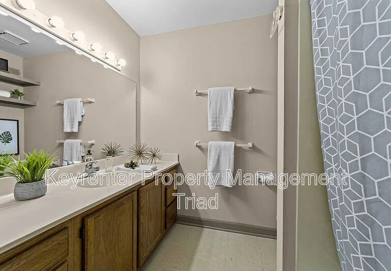 211 McIver St #A — Photo 32