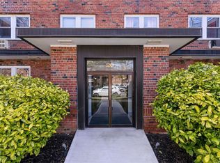 20 Hill Park Ave APT 2F, Great Neck, NY 11021