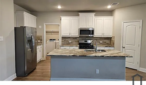 5 bed, 2700 sqft, $4,500 — Photo 4