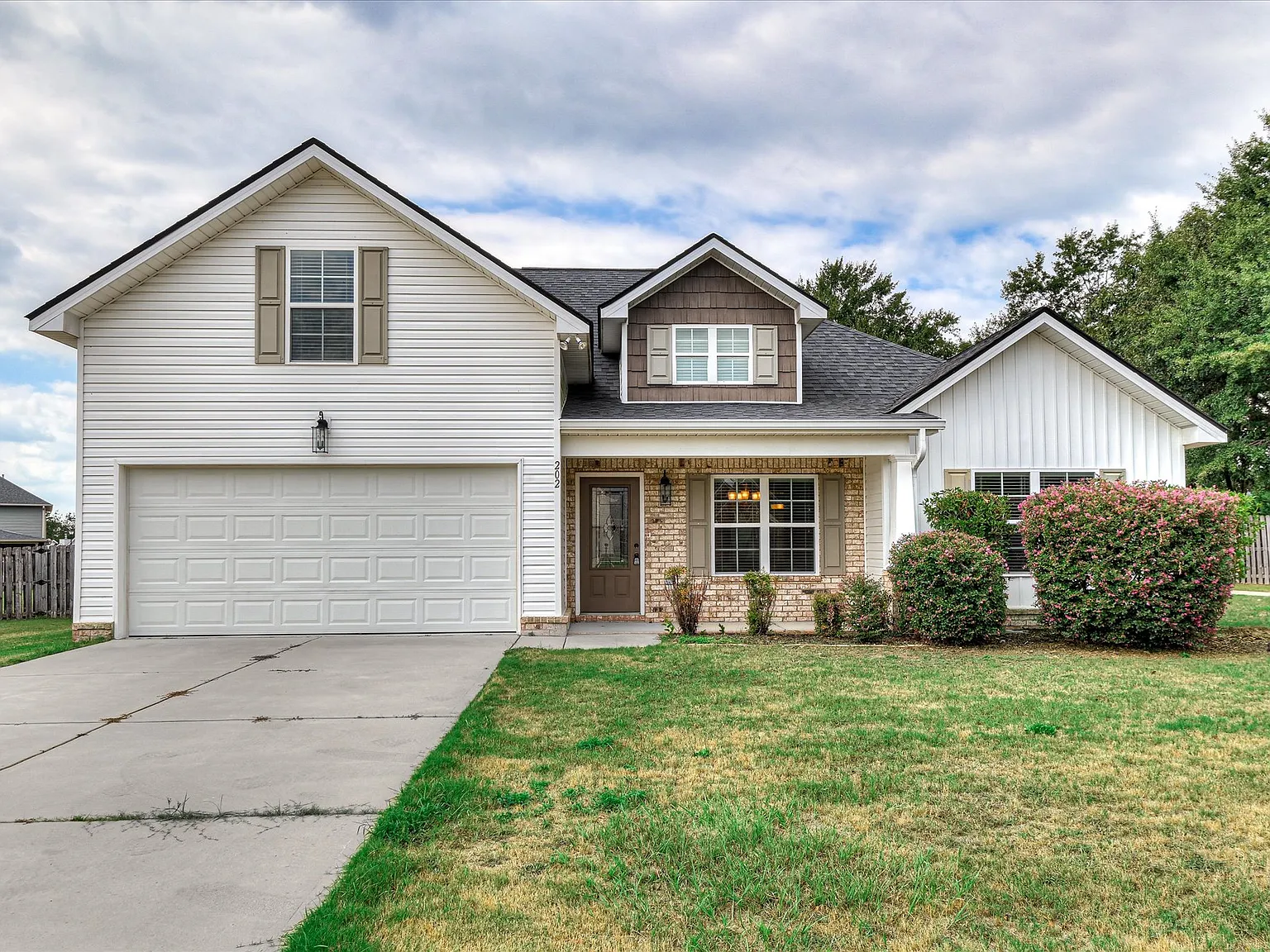 4 bed, 2024 sqft, $2,400 — Photo 1