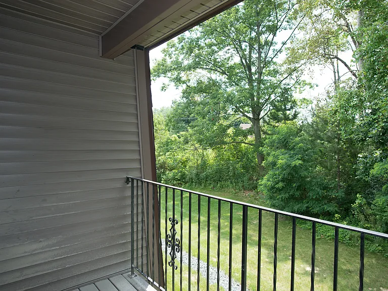 Glenmont Manor — Photo 13