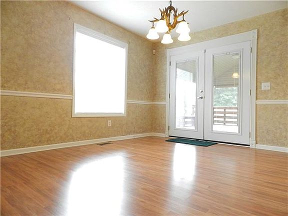 3rd image of 388 Huntington Dr