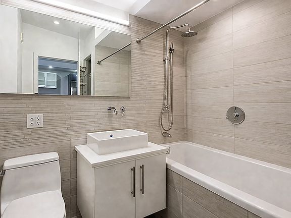 5th image of 390 Lorimer St APT 1E