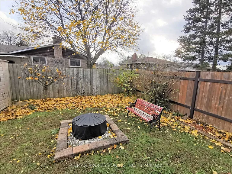 77 Roseneath Cres — Photo 13