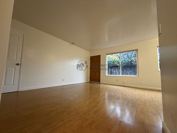 4th image of 1933 Stuart St APT B
