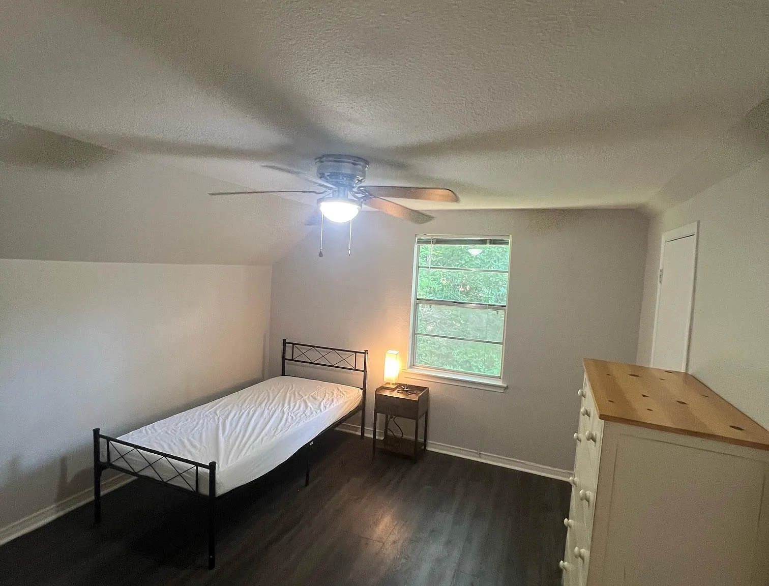 4 bed, 2.0 bath, 1875 sqft, $884 — Photo 2