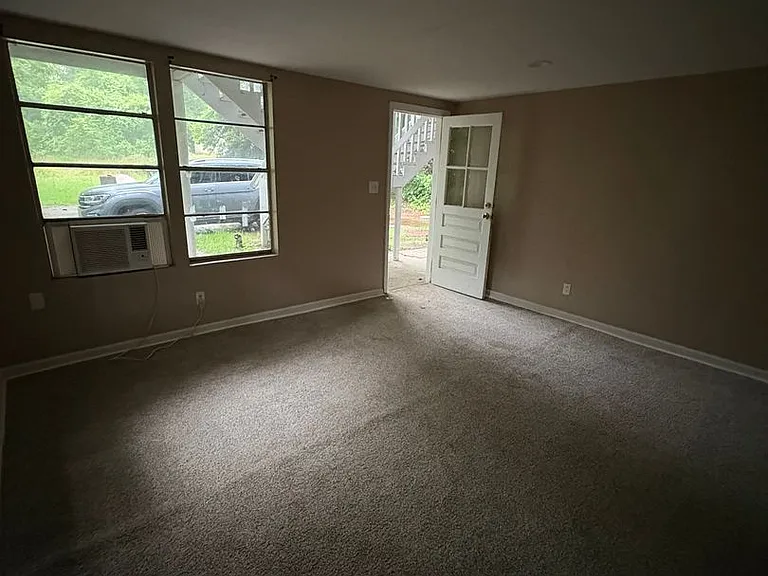 1129 N Three Notch St — Photo 3