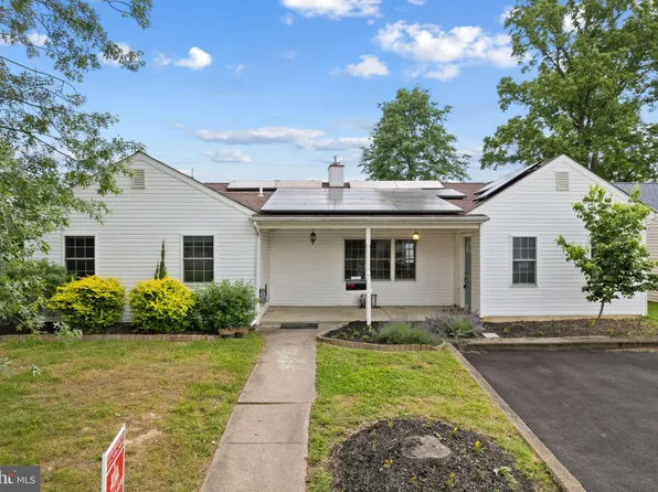 127 Lebbie Ln, Fairless Hills, PA 19030