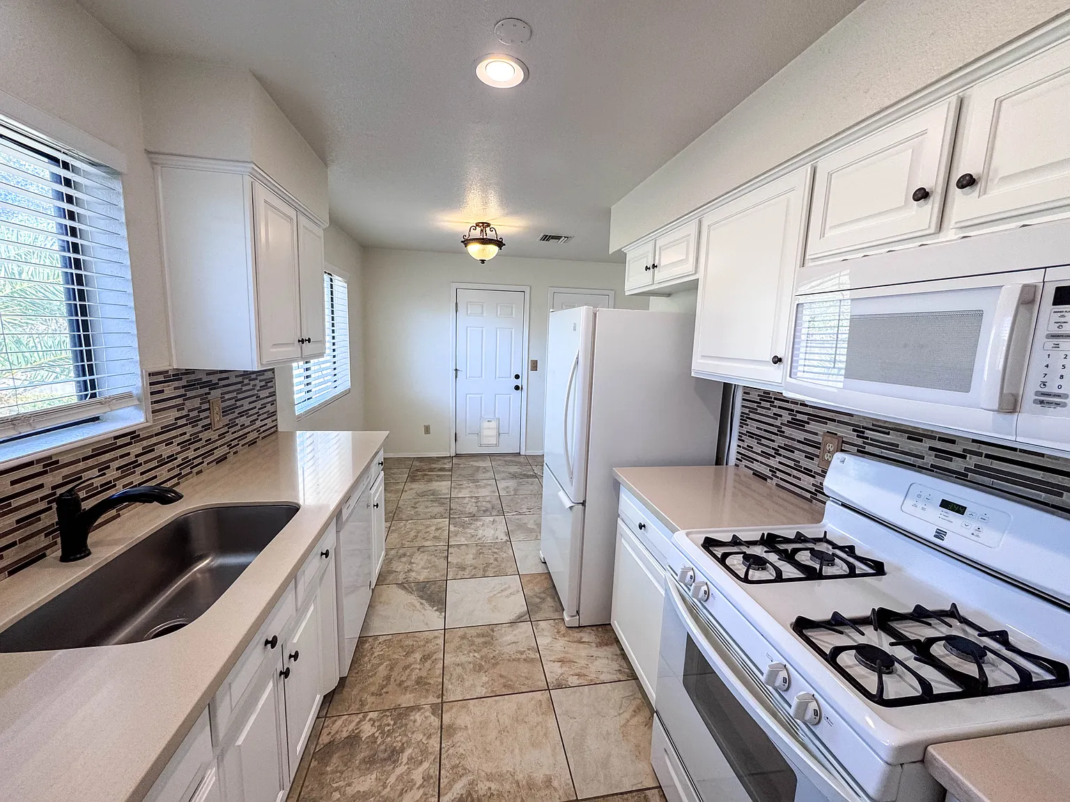 2 bed, 852 sqft, $1,350 — Photo 2