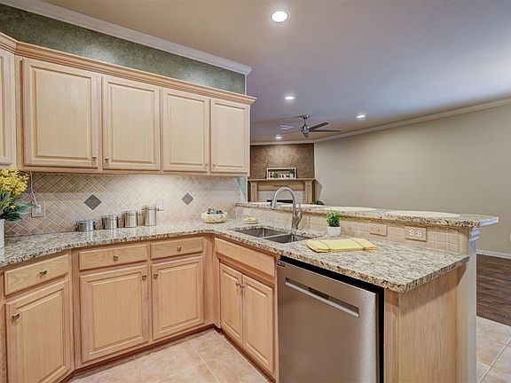 4th image of 517 SW 124th Pl