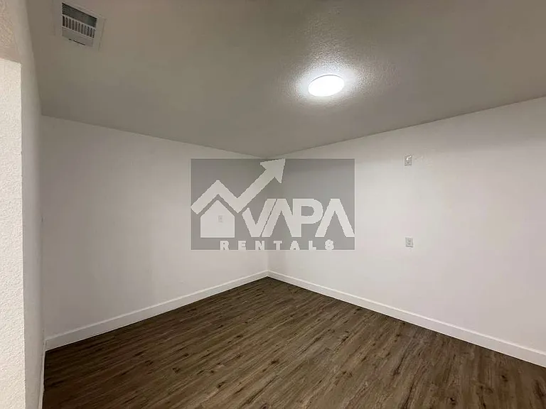 943 Weizmann St — Photo 15