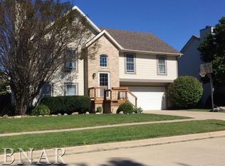 4 Marvin Gdns, Bloomington, IL 61701