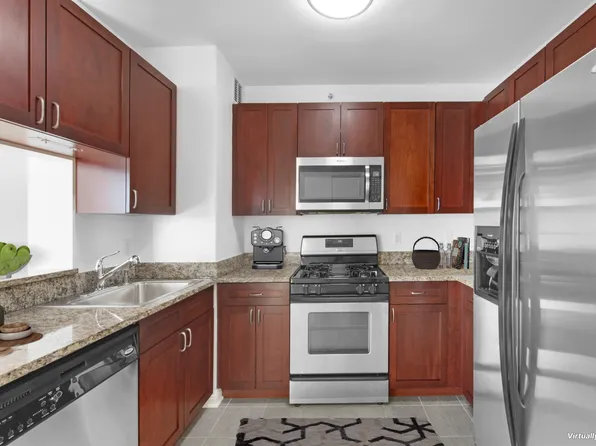 211 North End Avenue image 4 of 23