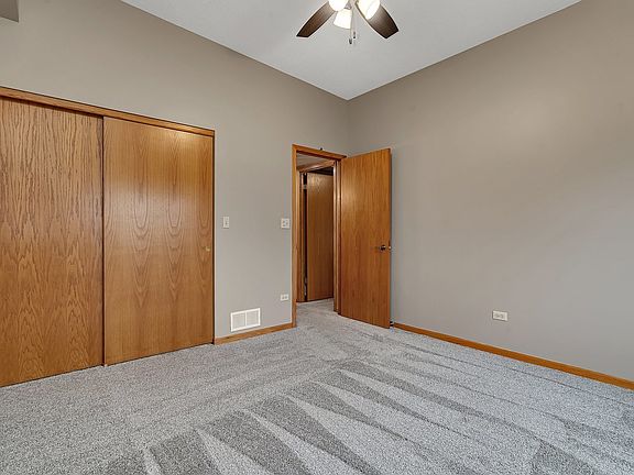 3rd image of 2883 Heritage Dr APT 3A